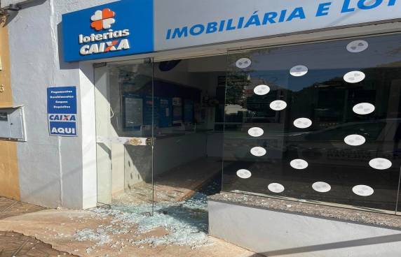 O estabelecimento fica no Centro da cidade na Avenida Dr. Osvaldo Teixeira.