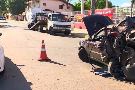 Colisão aconteceu na Avenida Victor Hugo Kunz, em Novo Hamburgo; a via de grande movimento entre as cidades está bloqueada
