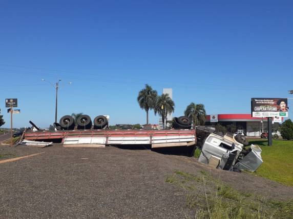 Carreta tomba após colisão com automóvel no trevo Jayma Caetano Braum em São Luiz Gonzaga - foto 3