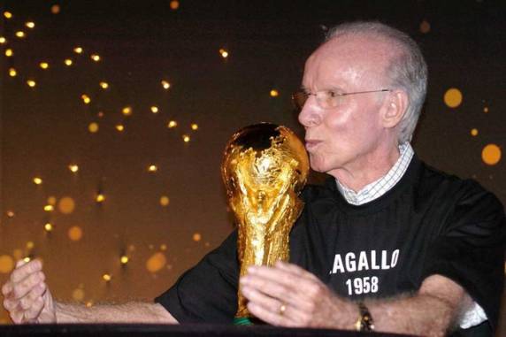 Com 92 anos, o tetracampeão do mundo teve sua morte confirmada por meio de postagem em seu perfil oficial, destacando o "ídolo gigante" que foi
