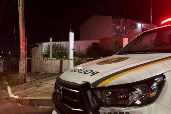 Ela estava em uma esquina, quando foi atingida por disparos; a Polícia Civil investigará o caso