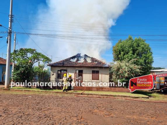 VÍDEO; residência é destruída por incêndio no bairro São Francisco em Três de Maio - foto 4