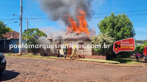 VÍDEO; residência é destruída por incêndio no bairro São Francisco em Três de Maio - foto 2