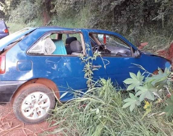 O motorista do carro foi socorrido descordado para o hospital