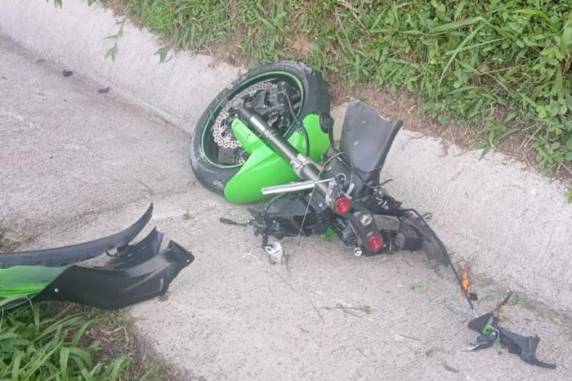 Outro condutor, também em uma moto, caiu na pista e teve ferimentos leves