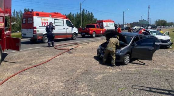 Conforme o Corpo de Bombeiros do município, entre os envolvidos na colisão, duas crianças ficaram feridas