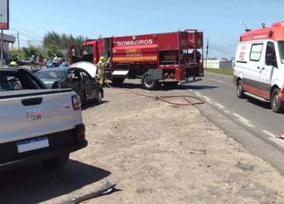 Conforme o Corpo de Bombeiros do município, entre os envolvidos na colisão, duas crianças ficaram feridas