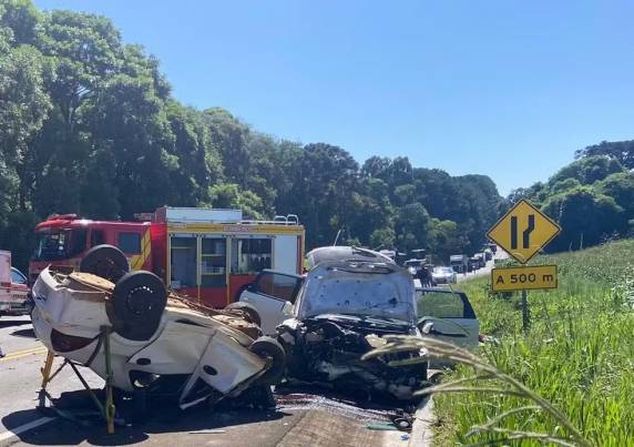 Três crianças de 2 e 8 anos estão entre ocupantes que precisaram de atendimento. Colisão entre os dois carros ocorreu na BR-282 em Xanxerê.