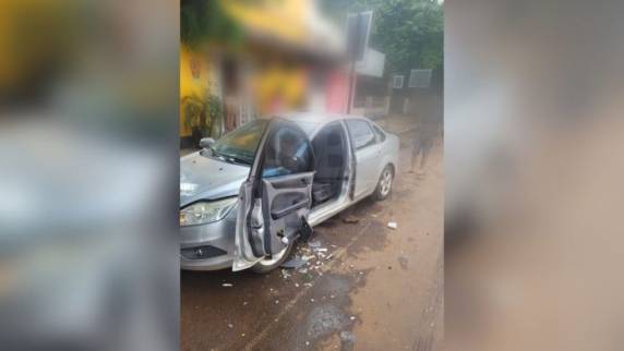 No momento em que ele parou o veículo e desceu, a suspeita acelerou em sua direção, atingindo sua perna esquerda.
