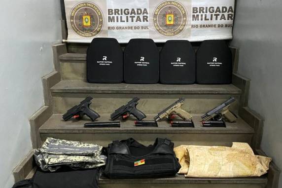 Crime, na tarde de sábado, ainda deixou dois feridos; armas foram apreendidas e carro roubado foi recuperado