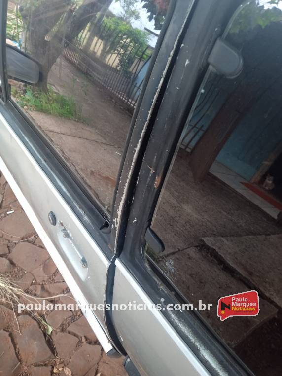 Veículo é arrombado e equipamento de som é furtado em Três de Maio - foto 4