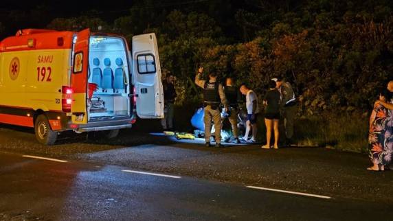 Soldado do Comando Rodoviário da Brigada Militar (CRBM) sofreu ferimentos na cabeça e no ombro direito e foi encaminhado ao hospital
08/01/2024 - 06h36min