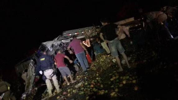 Acidente aconteceu na BR-324, em trecho da cidade de São José do Jacuípe, no norte do estado da Bahia. Mais de 20 pessoas morreram.