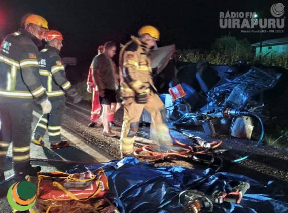Segundo informações obtidas pela Reportagem Policial da Rádio Uirapuru, no local, o veículo GM/Classic verde colidiu com um pulverizador agrícola de grande porte.
