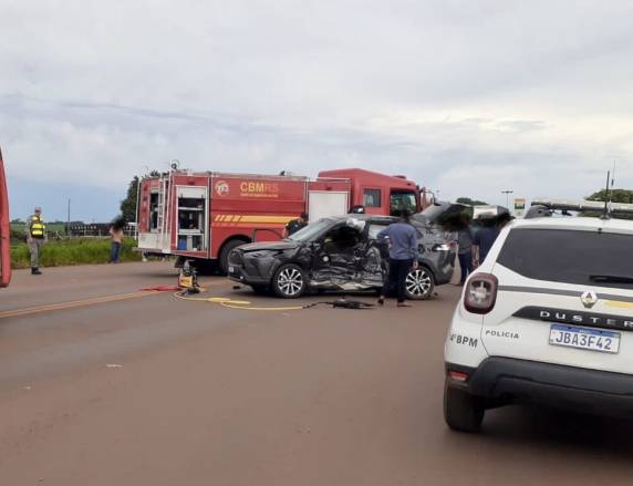 O impacto foi tão forte que o Corolla foi arremessado a uma distância de aproximadamente 40 metros do ponto da colisão.