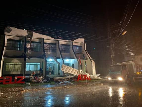 Temporal alaga ruas, arranca árvores e destrói carros em cidades de SC - foto 2