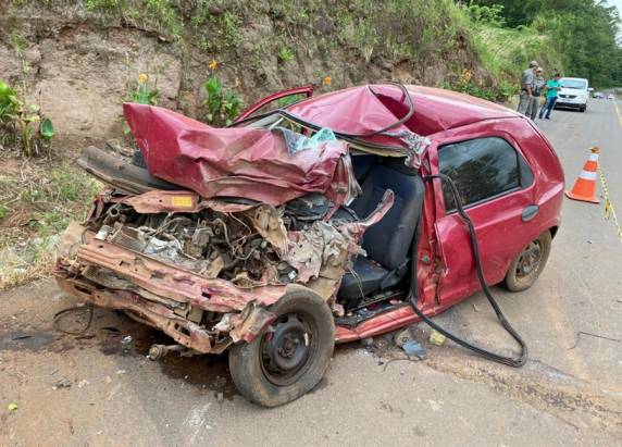 Olinda Maria da Silva Duarte, 67 anos, era caroneira de um veículo Chevrolet Celta que colidiu frontalmente com um caminhão.