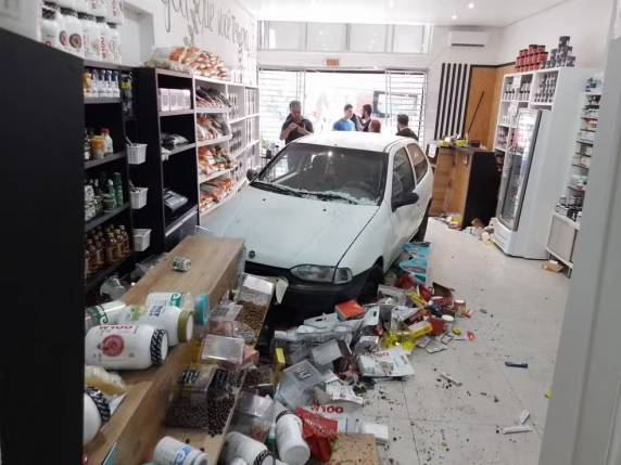 Pelas primeiras informações, motorista errou manobra e acidente ocorreu, em São Lourenço do Oeste. Mulheres de 36 e 18 anos ficaram feridas.