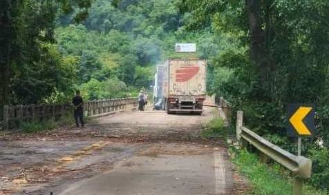 Por sorte, o condutor percebeu a ausência da ponte a tempo de frear a carreta e evitar uma queda no Rio Taquari