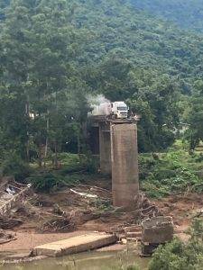 Por sorte, o condutor percebeu a ausência da ponte a tempo de frear a carreta e evitar uma queda no Rio Taquari
