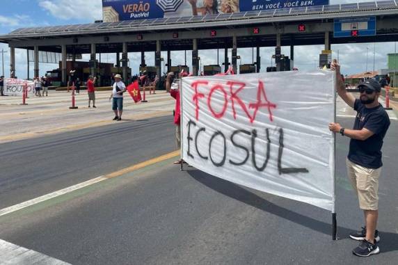 Manifestantes ocupam pedágio e abrem cancelas no sul do Estado - foto 2