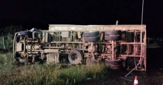 Conforme informações dos Bombeiros Voluntários de Passo do Sobrado e do Samu, três homens que estavam no caminhão morreram.