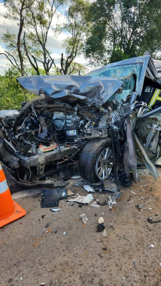 A colisão envolveu uma GM Tracker, placas de Lagoa Vermelha-RS, mas com seus tripulantes sendo de Caseiros-RS  e um caminhão Mercedes-Benz, placas de Passo Fundo.