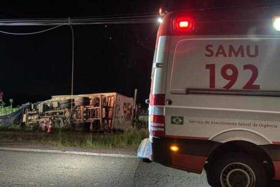 Vítimas estavam em caminhão que tombou e colidiu com um poste de energia elétrica