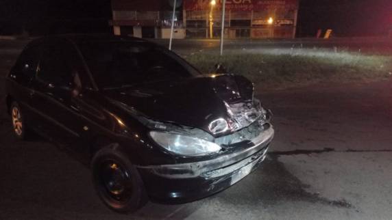 Segundo informações obtidas pela Reportagem Policial da Rádio Uirapuru, por volta das 03h da manhã, ocorreu a colisão entre a motocicleta modelo CG 125, vermelha e um Peugeot/206, preto, duas portas, ambos os veículos de Passo Fundo.