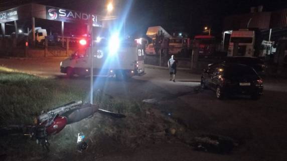 Segundo informações obtidas pela Reportagem Policial da Rádio Uirapuru, por volta das 03h da manhã, ocorreu a colisão entre a motocicleta modelo CG 125, vermelha e um Peugeot/206, preto, duas portas, ambos os veículos de Passo Fundo.