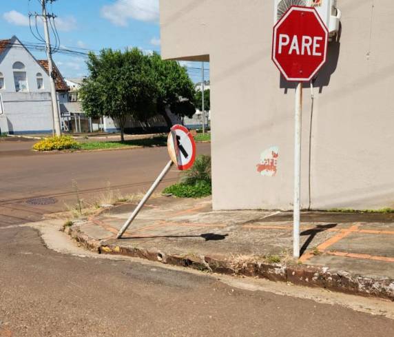 Veículo desceu a rua Bruno Dockhorn e ingressou na Av. Santa Rosa