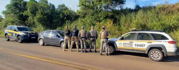 Em ação de combate ao crime, a PRF recebeu informações de um Focus com placas clonadas transitando na região de Passo Fundo. Com apoio da Brigada Militar, o automóvel foi abordado na RS-324, após fugir da abordagem.