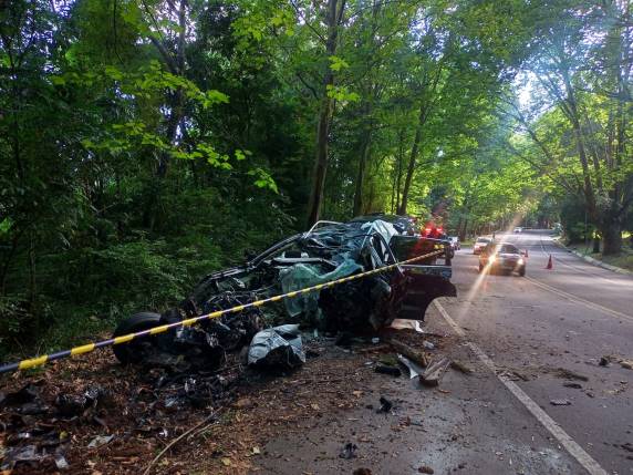 Segundo o Corpo de Bombeiros de Dois Irmãos o homem estaria sozinho no veículo e veio a óbito no local.