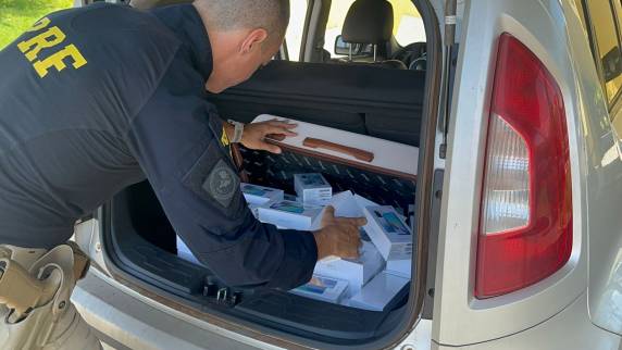 PRF apreende 105 smartphones importados irregularmente na BR-101 em Biguaçu - foto 2