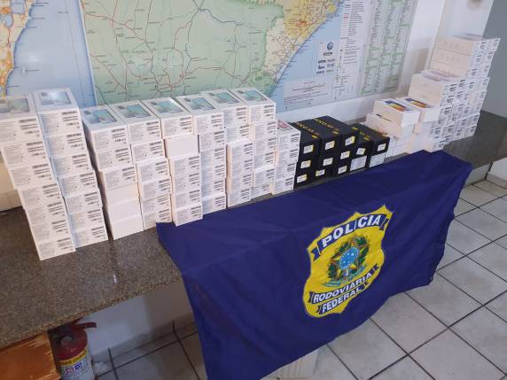PRF apreende 105 smartphones importados irregularmente na BR-101 em Biguaçu - foto 3