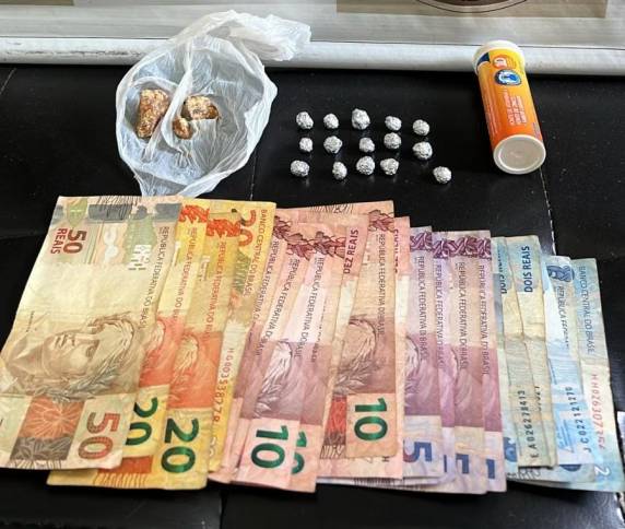 Com o preso foi apreendido um pote que continha 15 pedras de crack embaladas para venda