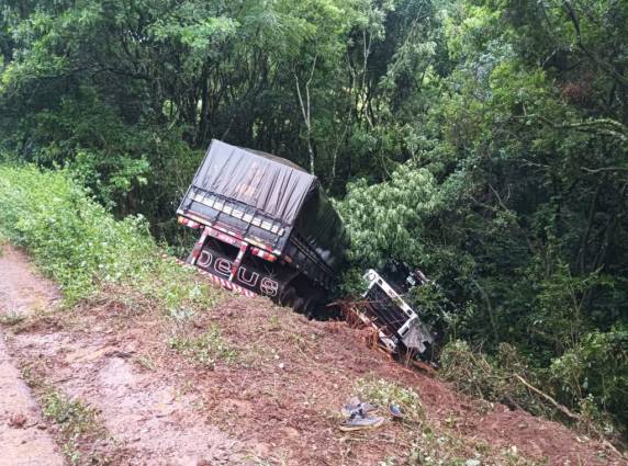 A carreta Scania com placas de Veranópolis, estava transitando vazia no sentido Passo Fundo/Ernestina