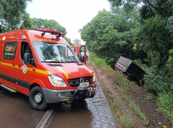A carreta Scania com placas de Veranópolis, estava transitando vazia no sentido Passo Fundo/Ernestina