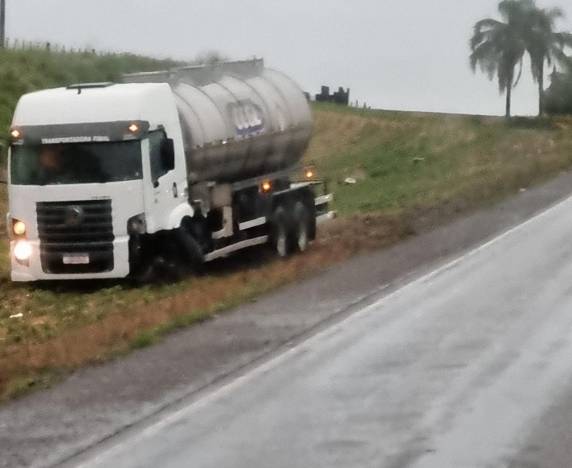 O condutor do automóvel foi a óbito no local.