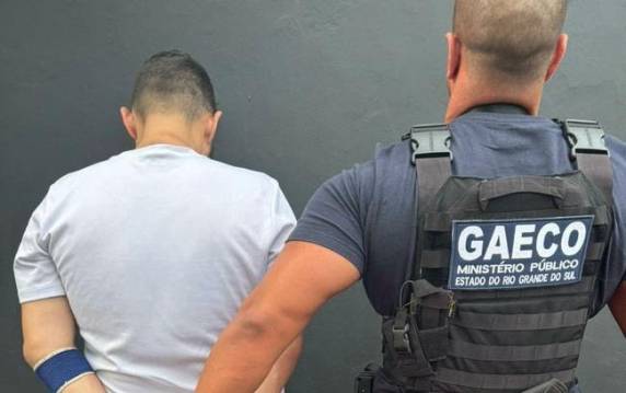 De acordo com a investigação, o foragido foi o responsável por transportar, tanto os comparsas, quanto a vítima, para o local onde ocorreu uma execução no mês de maio do ano passado, em Três de Maio