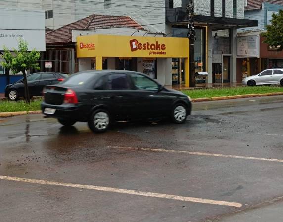Motoristas reclamam de buraco deixado pela CORSAN na Av. Uruguai - foto 2
