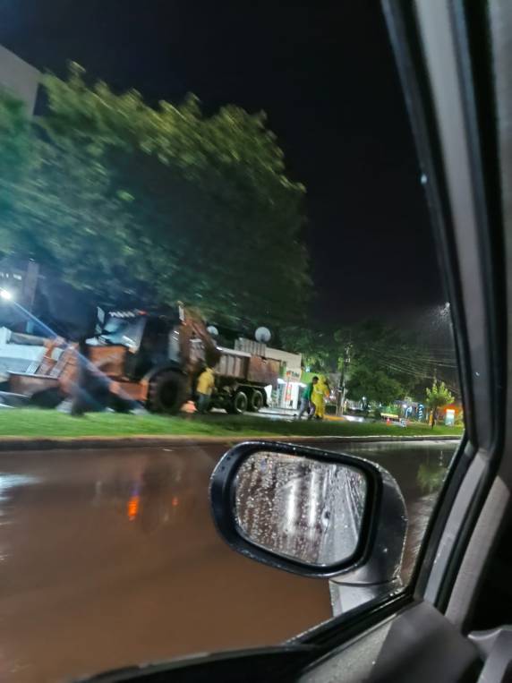 Motoristas reclamam de buraco deixado pela CORSAN na Av. Uruguai - foto 3