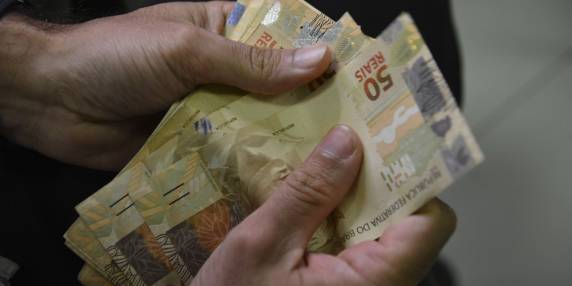 Criminosos se passando por advogados e servidores públicos cobram falsas taxas e depósitos para liberar dinheiro