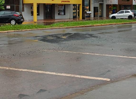 Após o conserto da rede de água que havia rompido, o reparo no asfalto não foi concluído