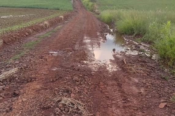Os acessos para a comunidade estão em situação de abandono, dizem os agricultores