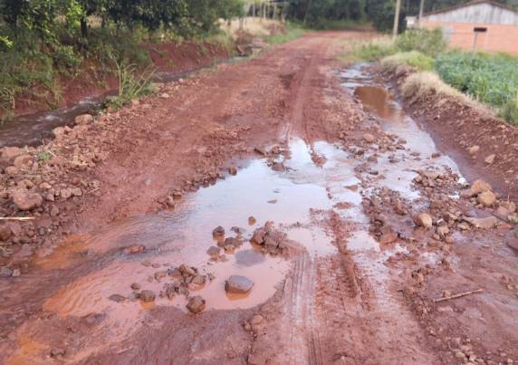 Os acessos para a comunidade estão em situação de abandono, dizem os agricultores
