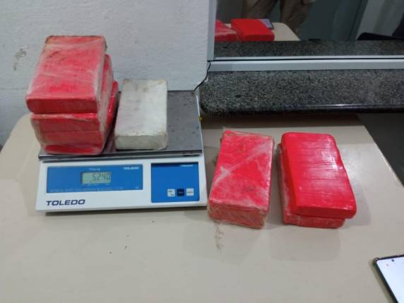 Traficante não se preocupou em esconder a droga. Tabletes estavam à mostra no banco traseiro.