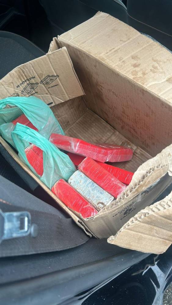 Traficante não se preocupou em esconder a droga. Tabletes estavam à mostra no banco traseiro.