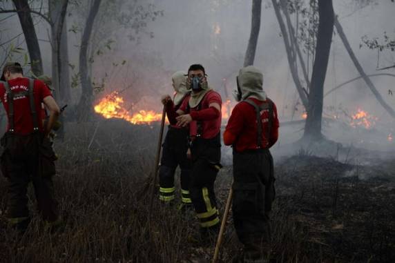 Bombeiros estimavam que o fogo havia consumido uma área equivalente a quatro campos de futebol em Fortaleza