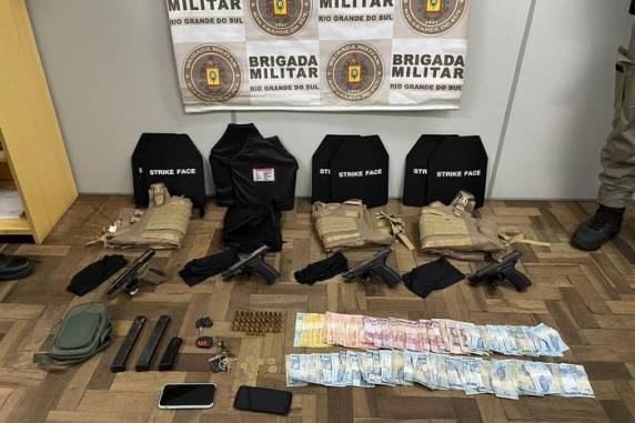 Polícia Civil atribui duplo homicídio no bairro Mario Quintana à guerra do tráfico; Brigada Militar prendeu cinco suspeitos em carro com armas e coletes balísticos